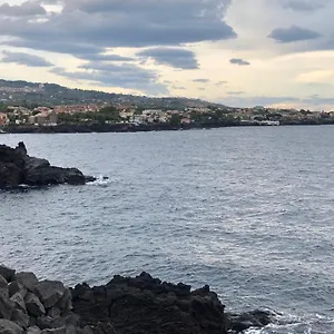 Le Tre Meraviglie A 200 M Dal Mare Catane